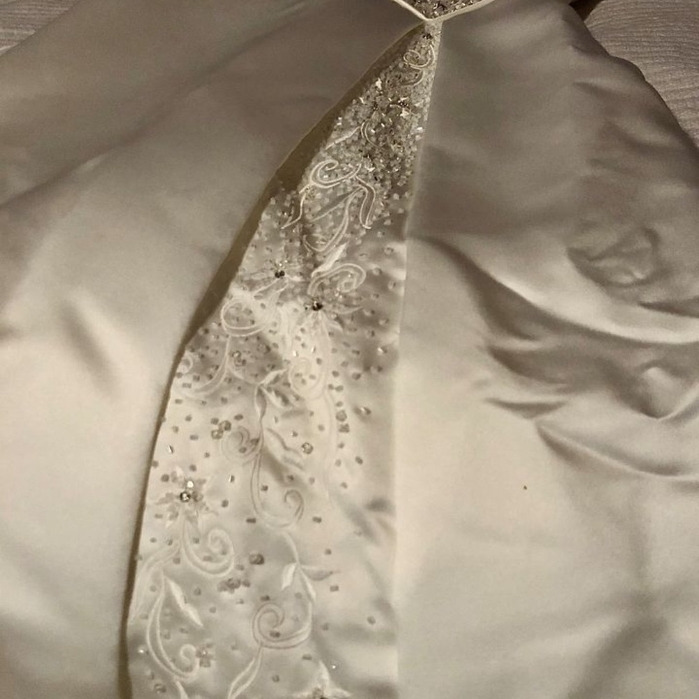 Maggie Sortero beautiful, satin, beaded, corseted wedding dress - Picture 3 of 16